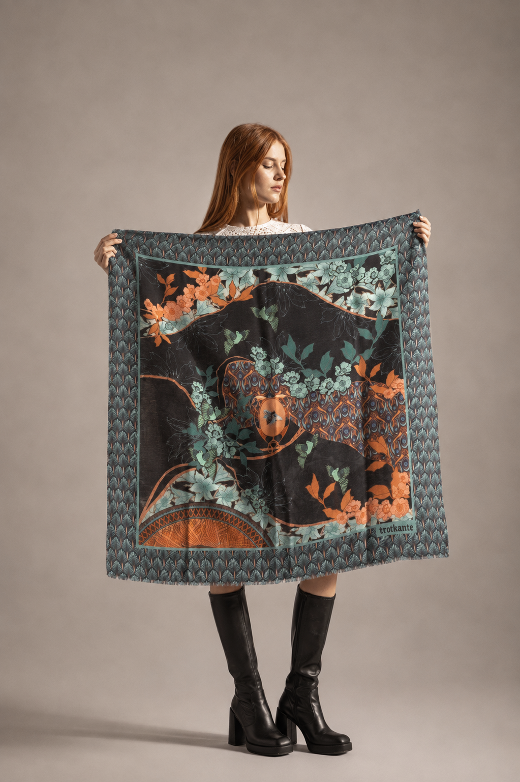BROKANTE Lys Indigo – Foulard in cashmere e modal 90 × 90 cm