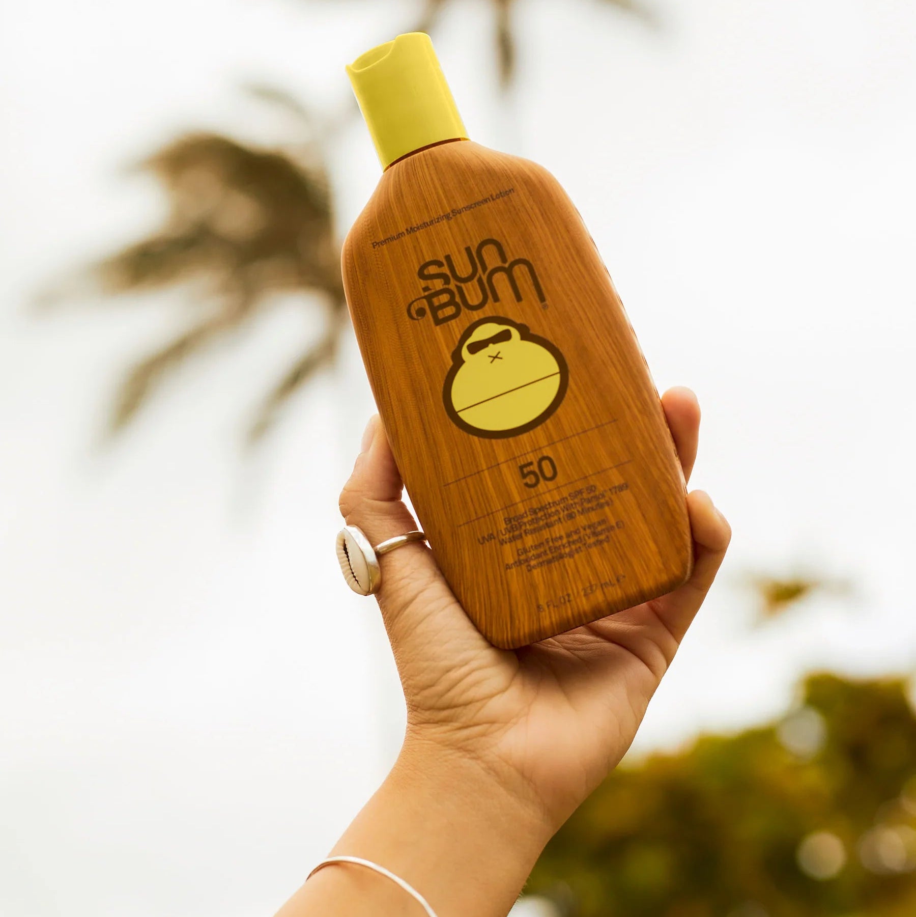 flacone sun bum spf50 ambientato