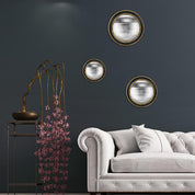 Set di 3 specchi convessi neri e oro ambientati