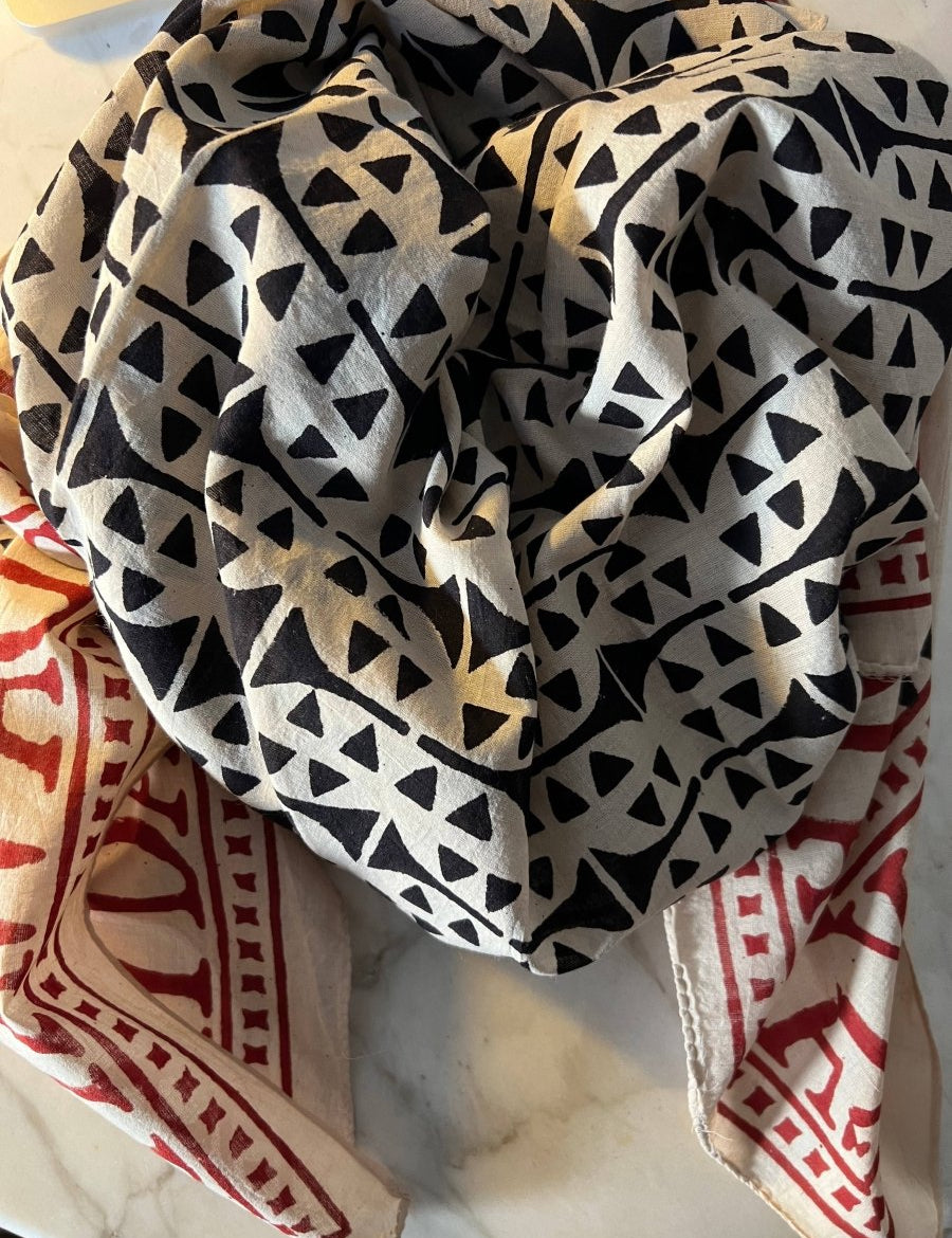 NUOVA SCIARPA BOHO FATTA A MANO NERO - 100cm x 100cm - Infinity Concept Store