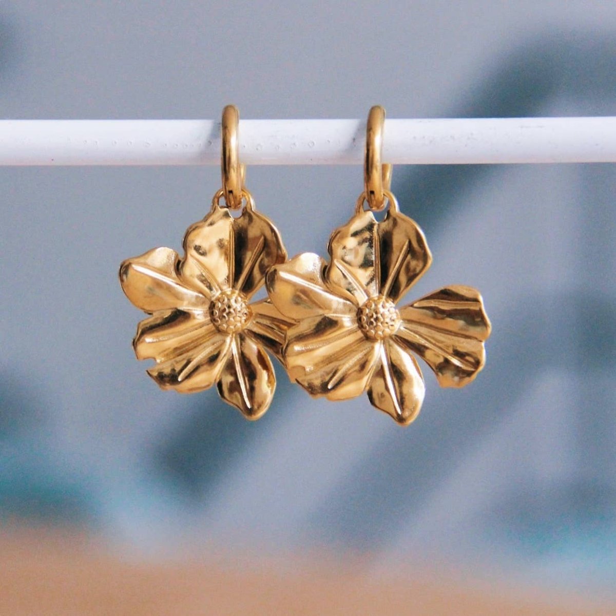 Orecchini a cerchio in acciaio inossidabile con fiore XL - oro - Infinity Concept Store