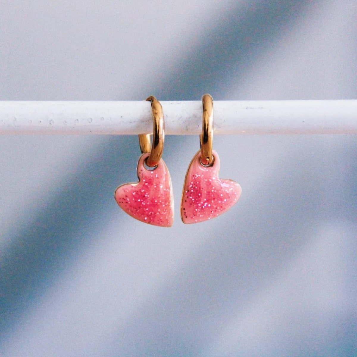 Orecchini con cuore glitterato - rosa - Infinity Concept Store