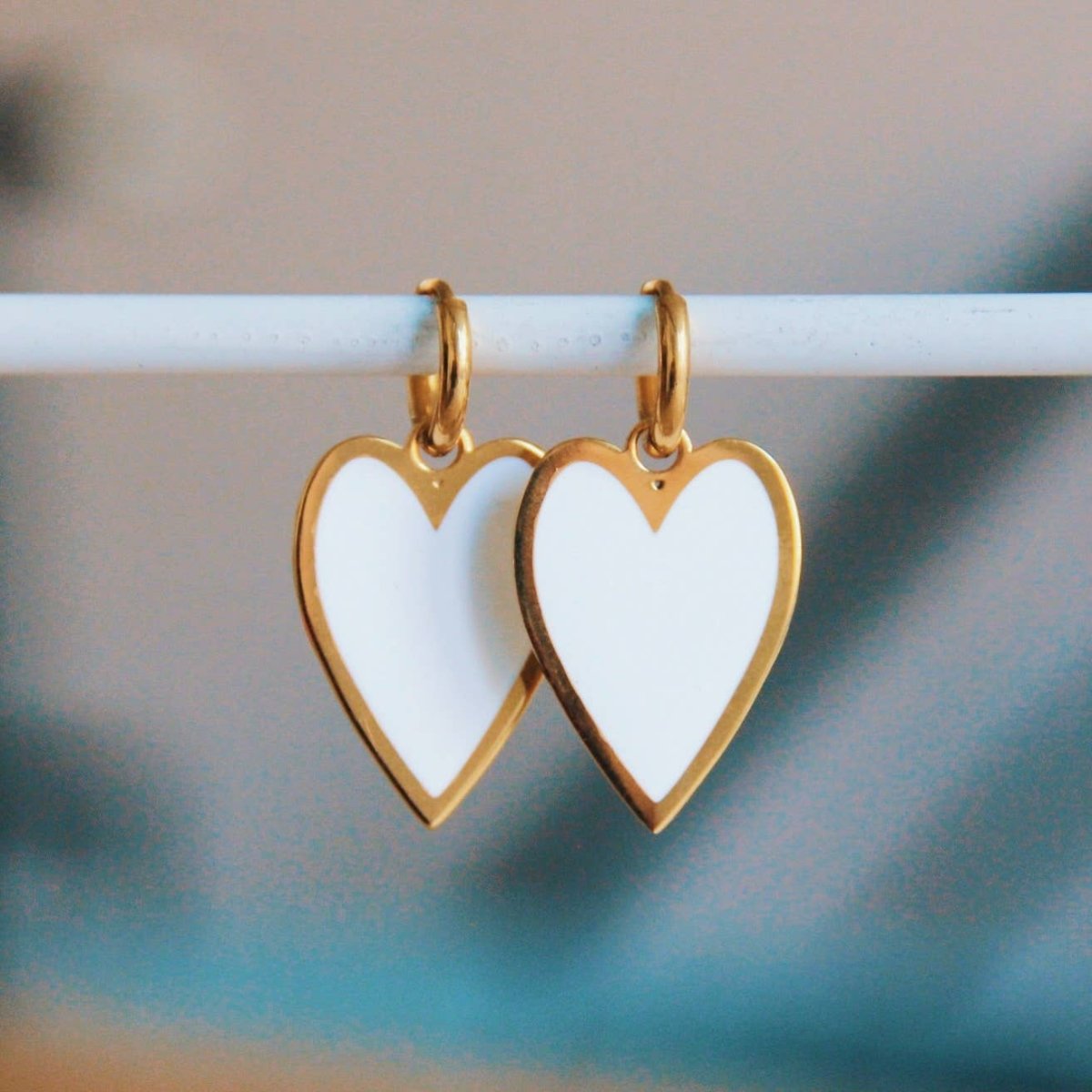 Orecchini con cuore lungo colorato - bianchi - Infinity Concept Store