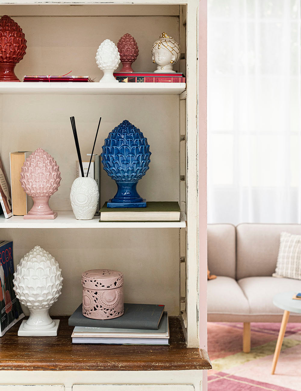 Pigna decorativa in porcellana bianca e blu - Collezione Pigne Henriette - Home decor artigianale