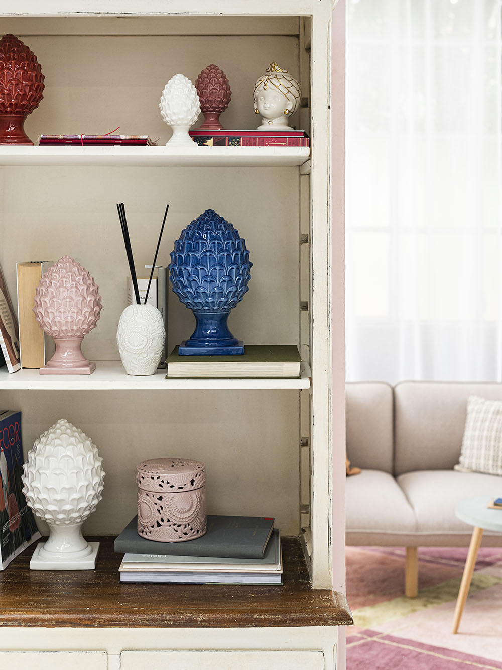 Pigna decorativa in porcellana bianca e blu - Collezione Pigne Henriette - Home decor artigianale