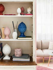 Pigna decorativa in porcellana bianca e blu - Collezione Pigne Henriette - Home decor artigianale