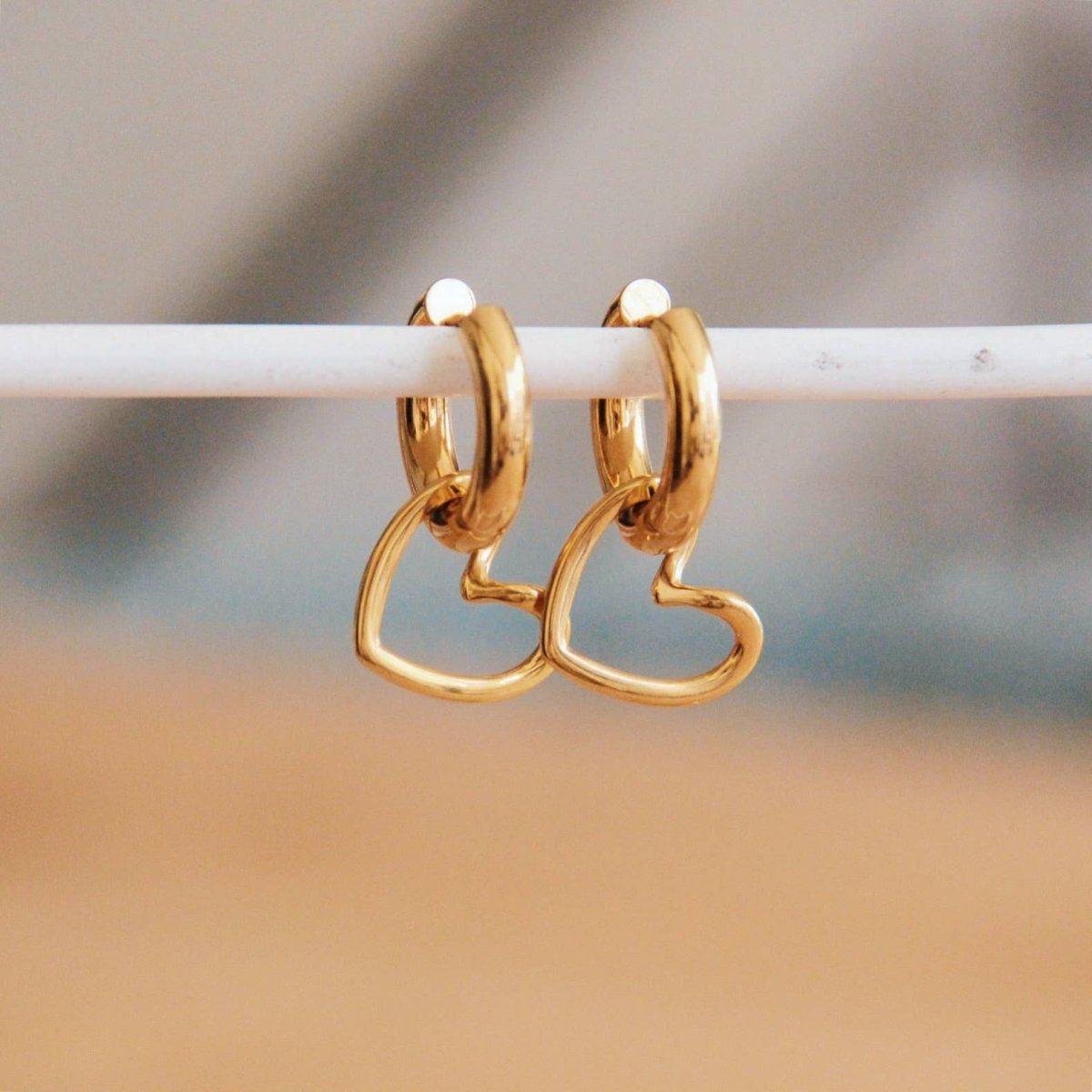 Ampio creoli in acciaio inossidabile con cuore aperto - oro - Infinity Concept Store