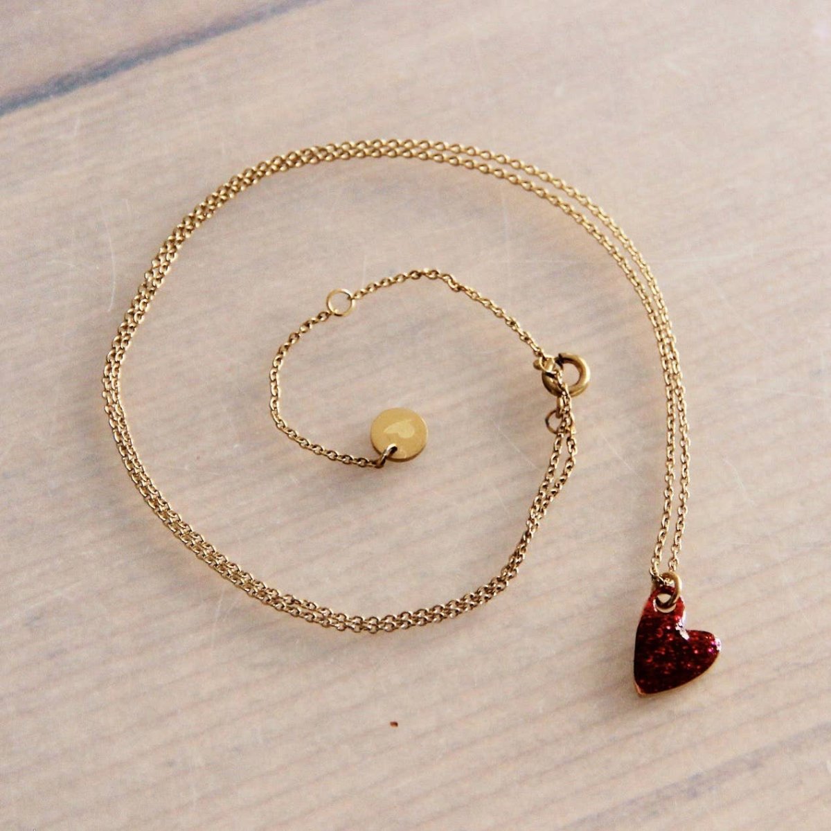 Collana fine in acciaio inossidabile con cuore scintillante — rosso/oro - Infinity Concept Store