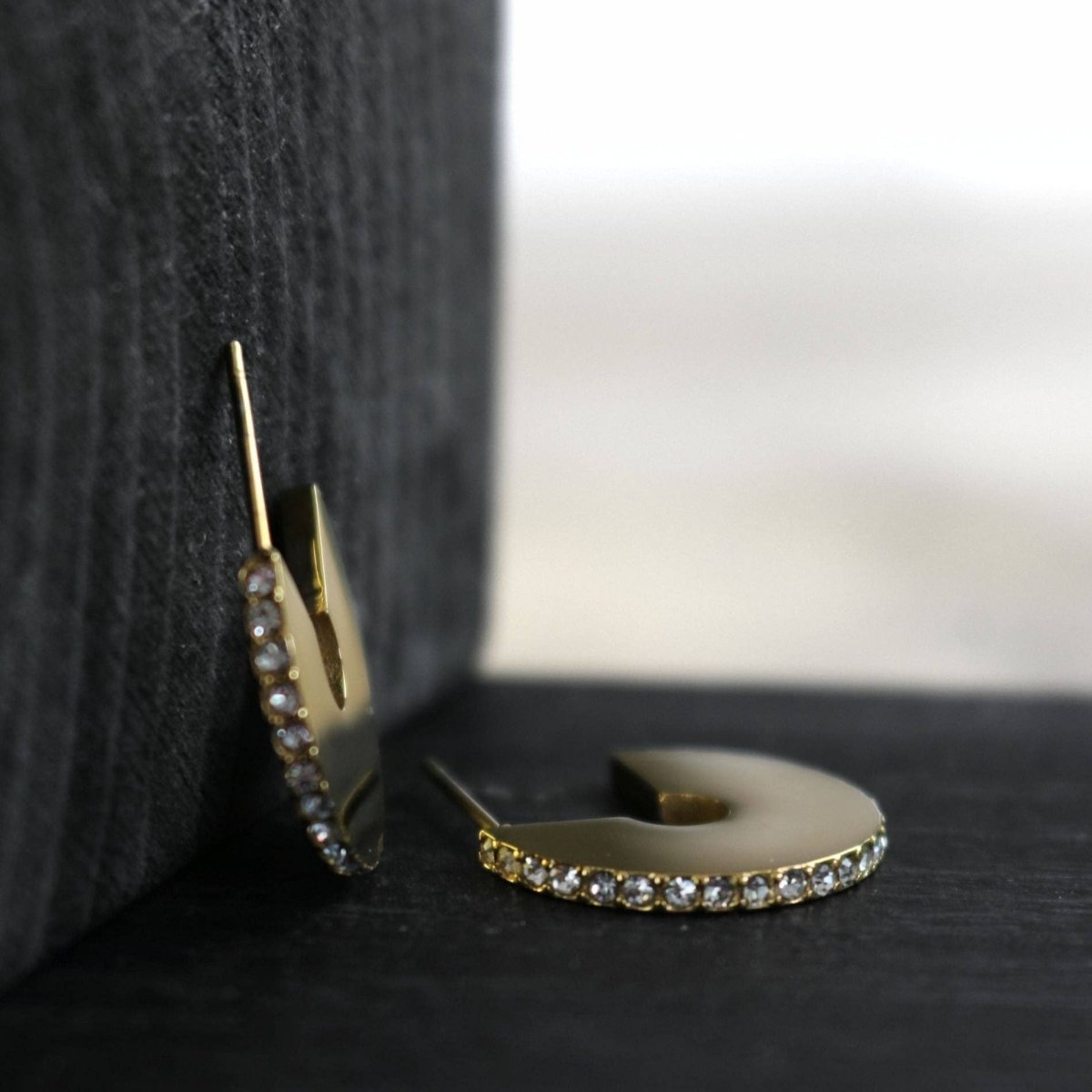 Joy, orecchino a cerchio impermeabile con zirconia cubica trasparente sui bordi, in oro 18K PLA - Infinity Concept Store