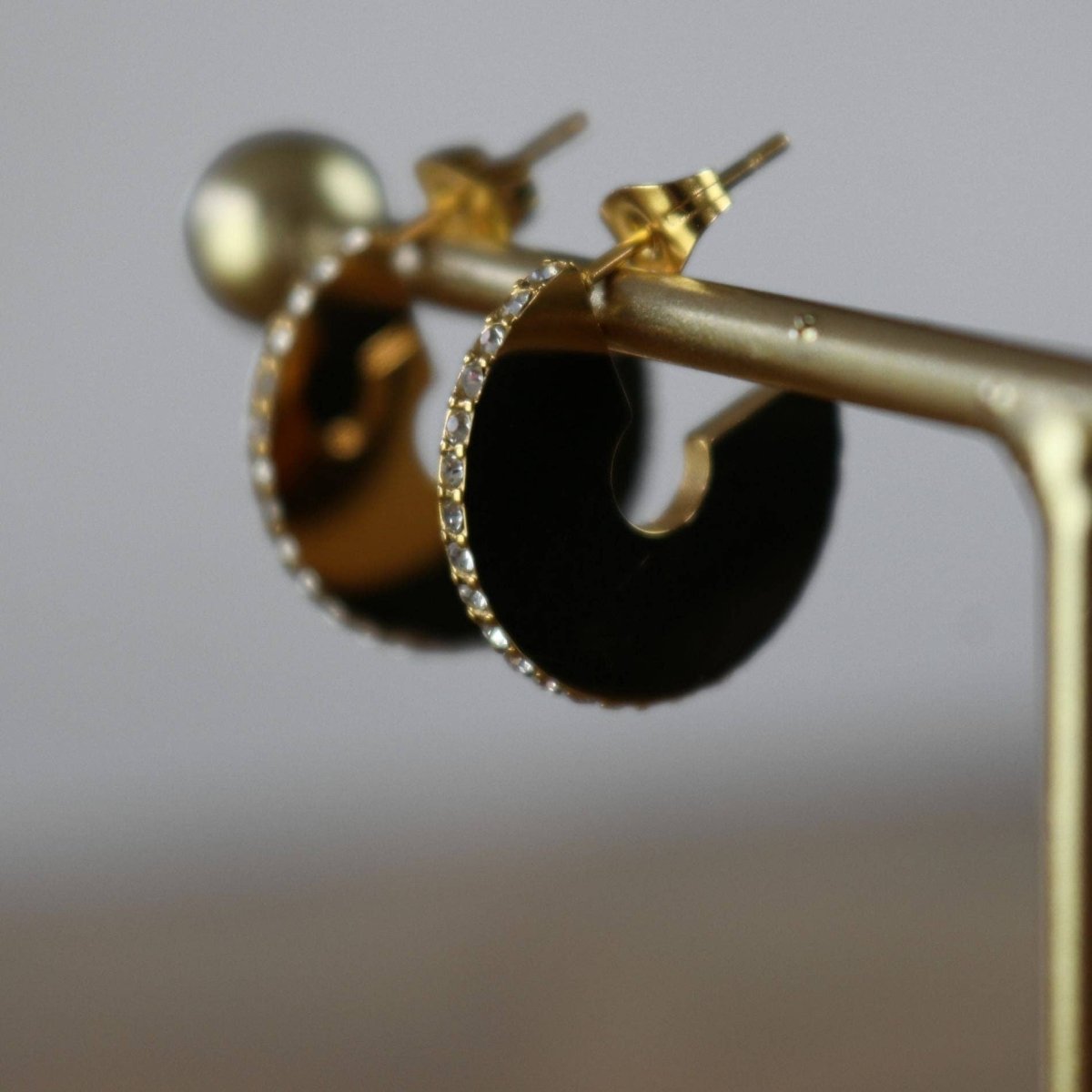 Joy, orecchino a cerchio impermeabile con zirconia cubica trasparente sui bordi, in oro 18K PLA - Infinity Concept Store