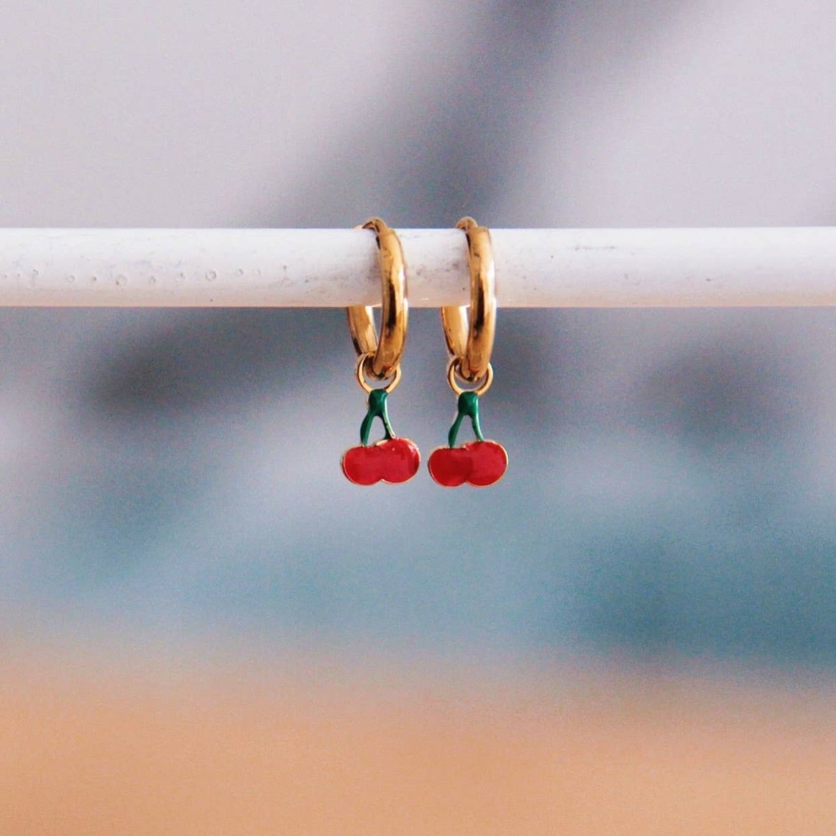 Orecchini a cerchio con ciliegia — rosso/oro - Infinity Concept Store