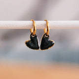 Orecchini con cuore scintillante —nero/oro