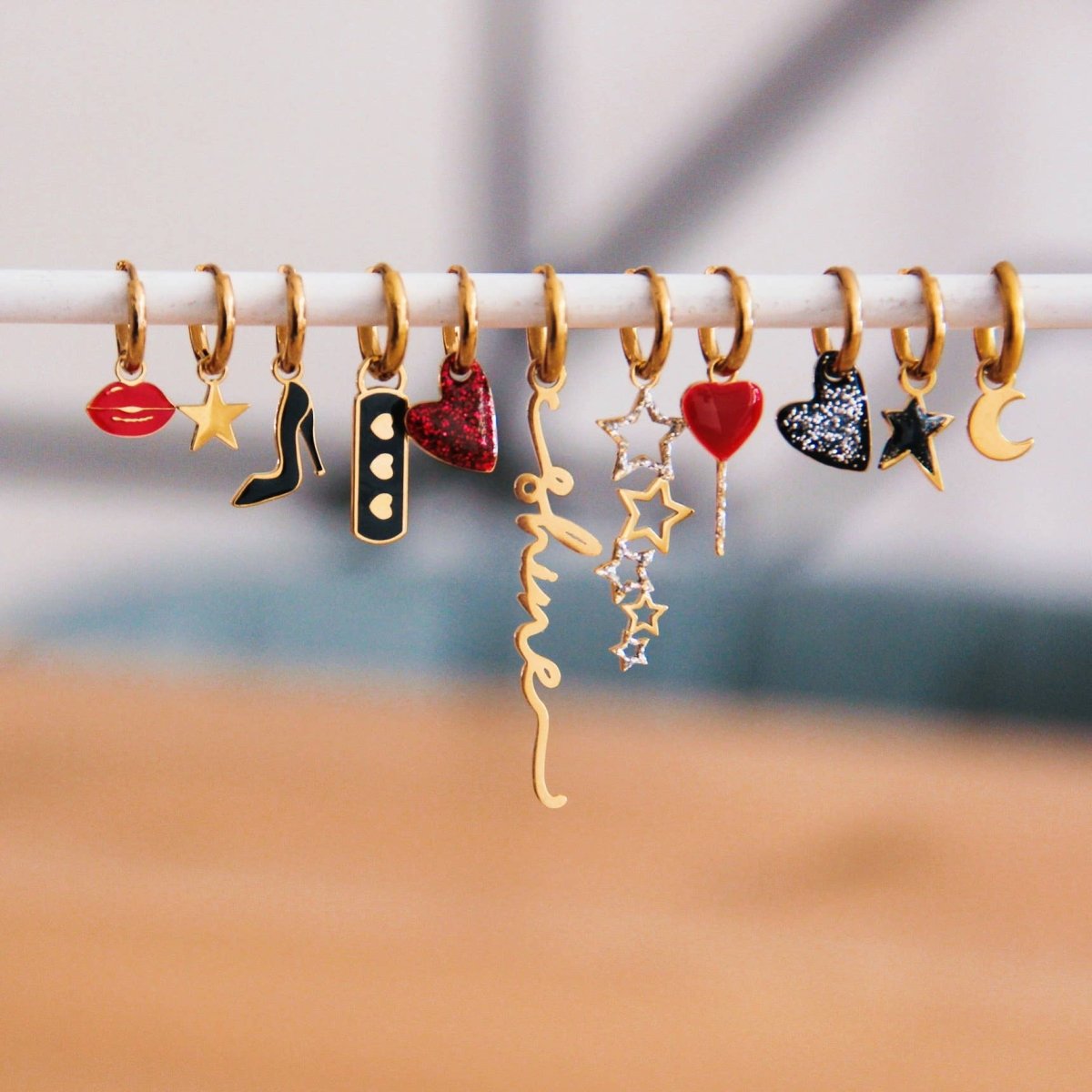 orecchini a cerchio con cuore scintillante —nero/oro - Infinity Concept Store