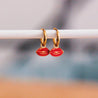Orecchini a cerchio con labbra rosse — rosso/oro - Infinity Concept Store