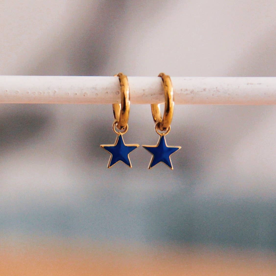 Orecchini a cerchio con mini stella — blu/oro - Infinity Concept Store