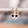 Orecchini a cerchio con mini stella — nero/oro - Infinity Concept Store