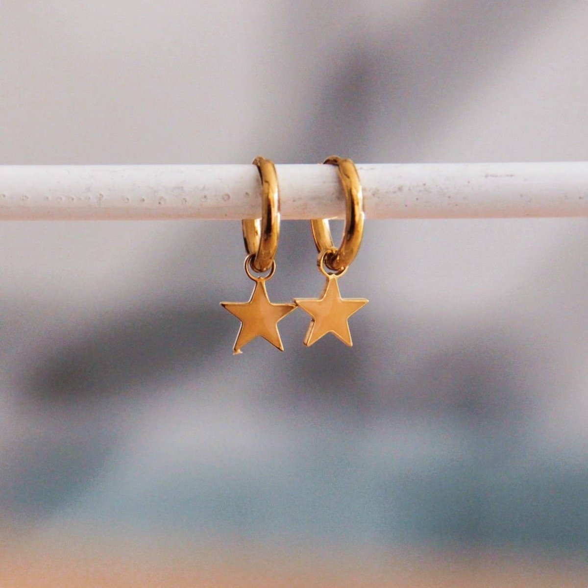 Orecchini a cerchio con mini stella — nudo/oro - Infinity Concept Store