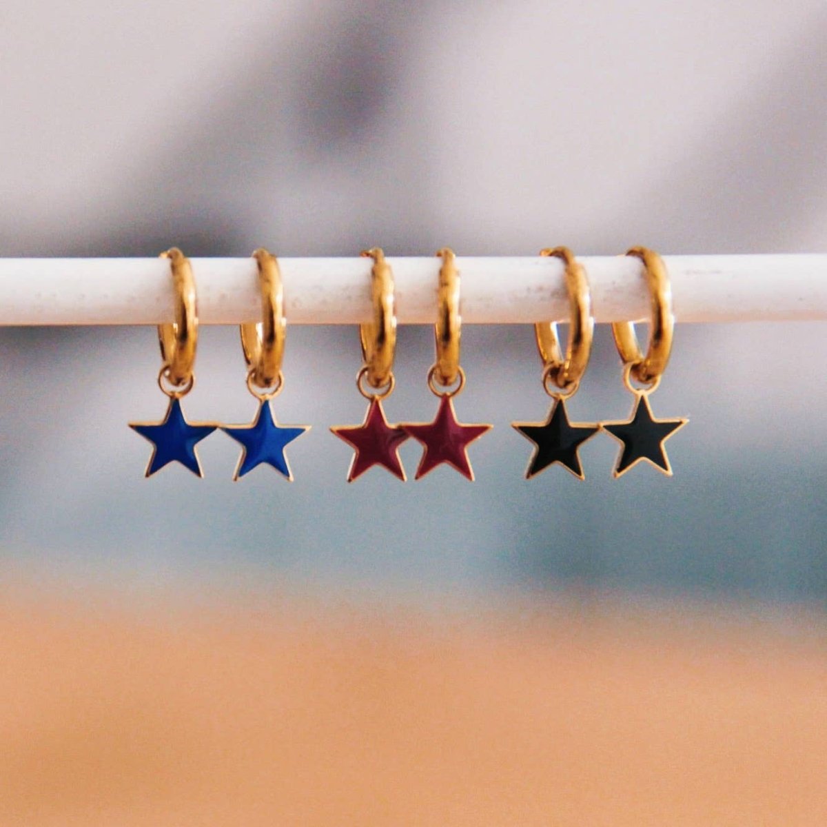 Orecchini a cerchio con mini stella — nudo/oro - Infinity Concept Store