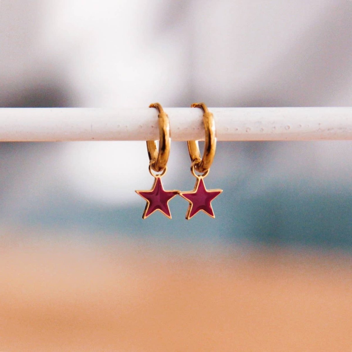 Orecchini a cerchio con mini stella — viola/oro - Infinity Concept Store
