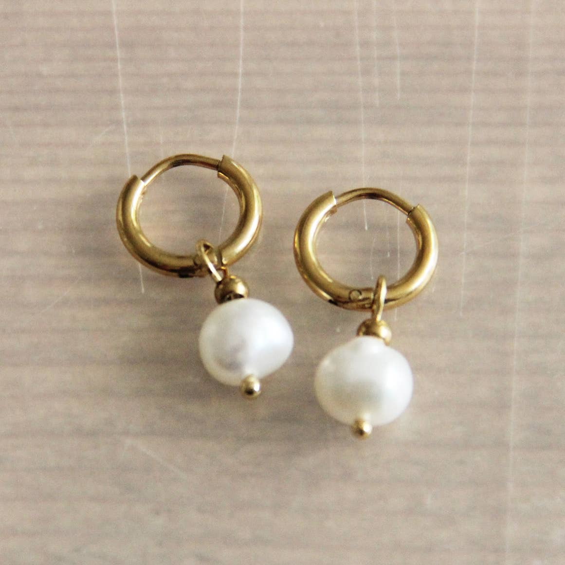 Orecchini a cerchio in acciaio con goccia di perle d'acqua dolce, dorati - Infinity Concept Store