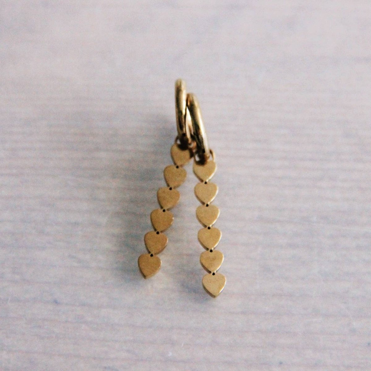 orecchini a cerchio in acciaio con targhette a cuore allungate - oro - Infinity Concept Store