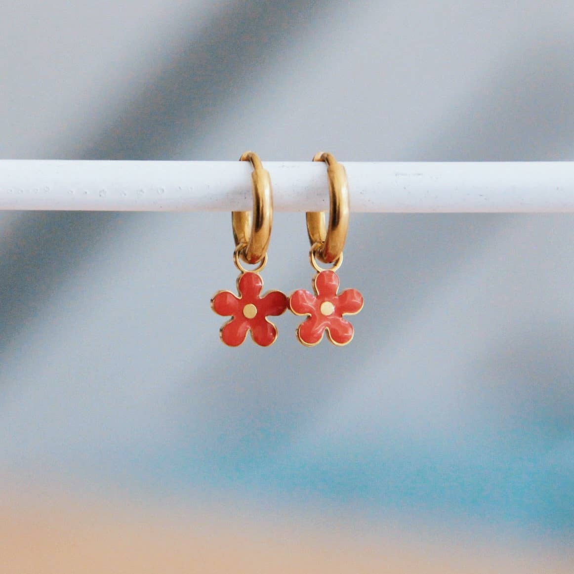 Orecchini a cerchio in acciaio inossidabile con fiore - rosso/oro - Infinity Concept Store