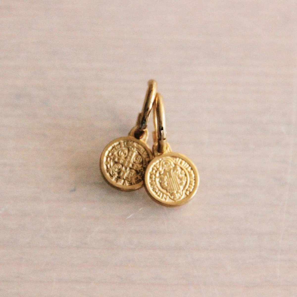 Orecchini a cerchio in acciaio inossidabile con mini moneta — oro - Infinity Concept Store