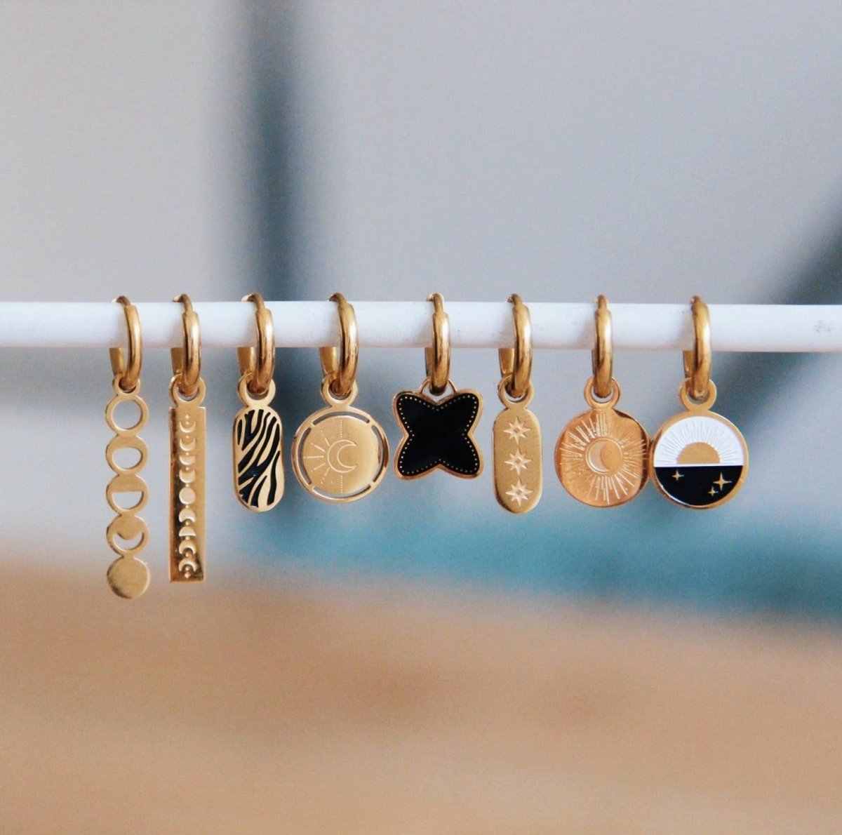 orecchini a cerchio in acciaio inossidabile con trifoglio - nero/oro - Infinity Concept Store