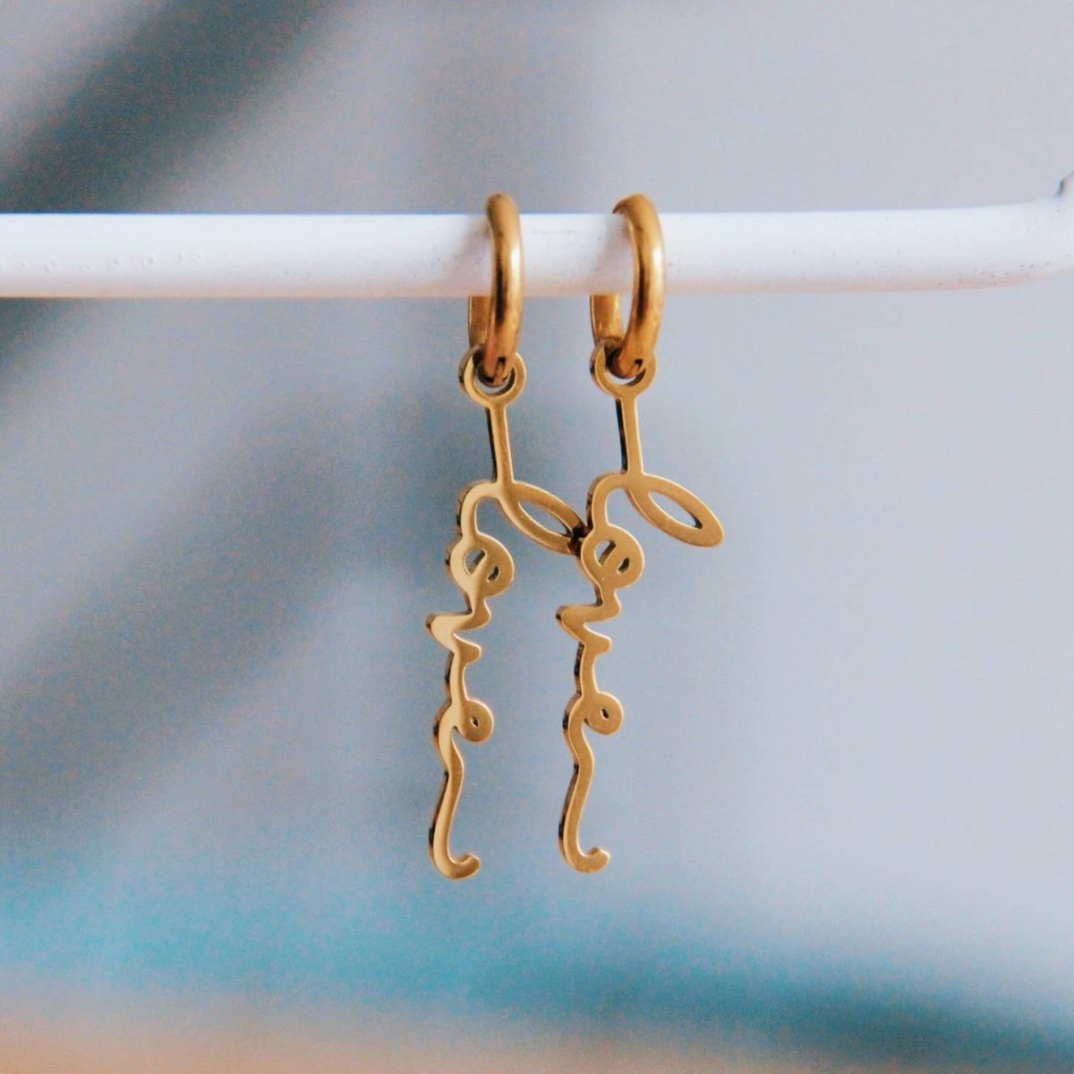 Orecchini in acciaio con LOVE - oro - Infinity Concept Store