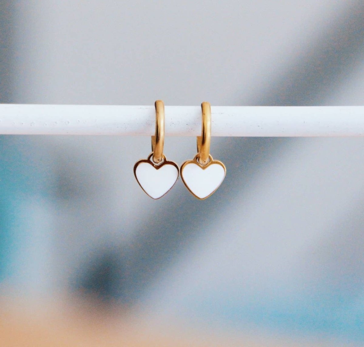Orecchini in acciaio inossidabile con cuore - bianco/oro - Infinity Concept Store