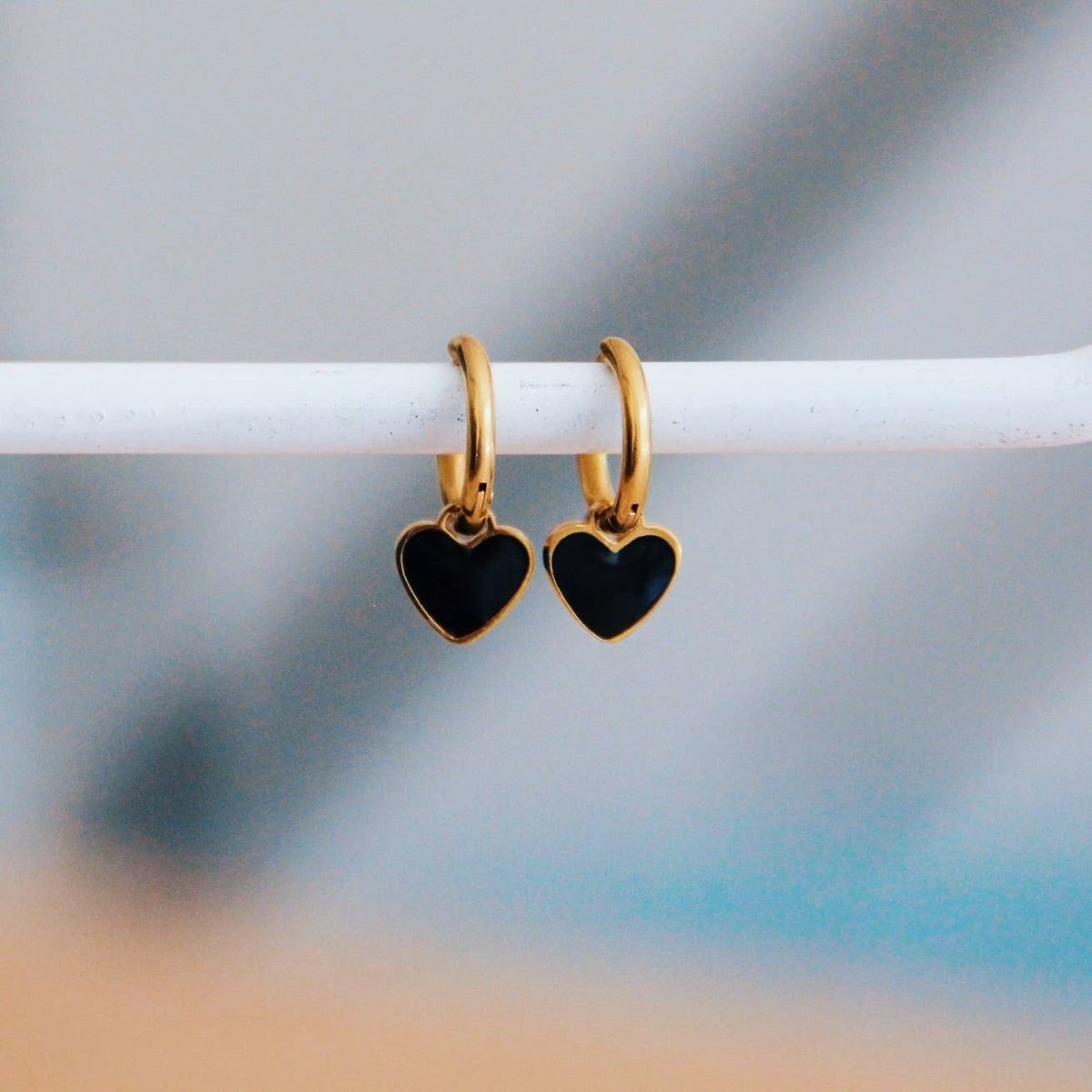 Orecchini in acciaio inossidabile con cuore - nero/oro - Infinity Concept Store