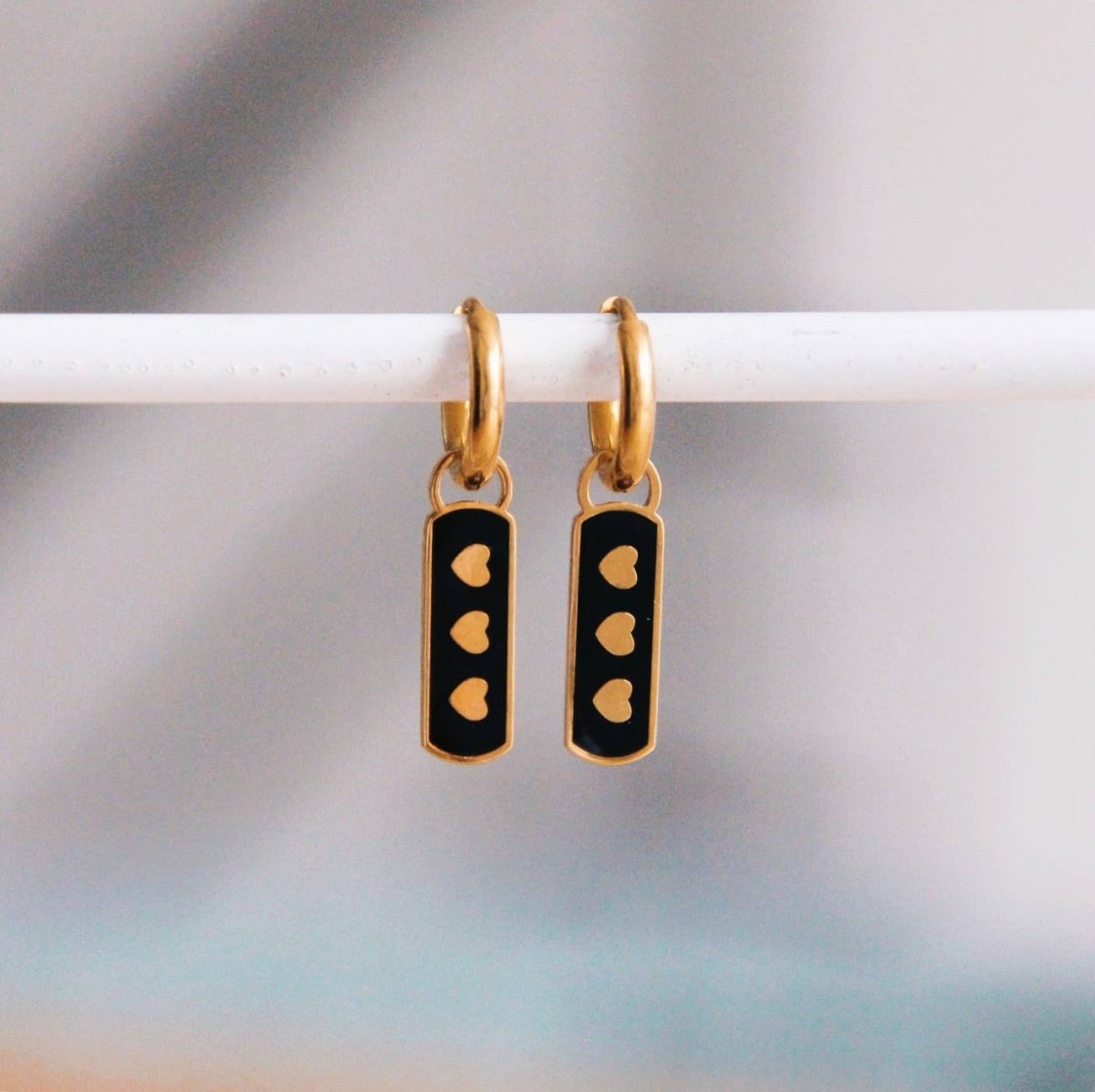 Orecchini in acciaio inossidabile con etichetta a cuore - nero/oro - Infinity Concept Store