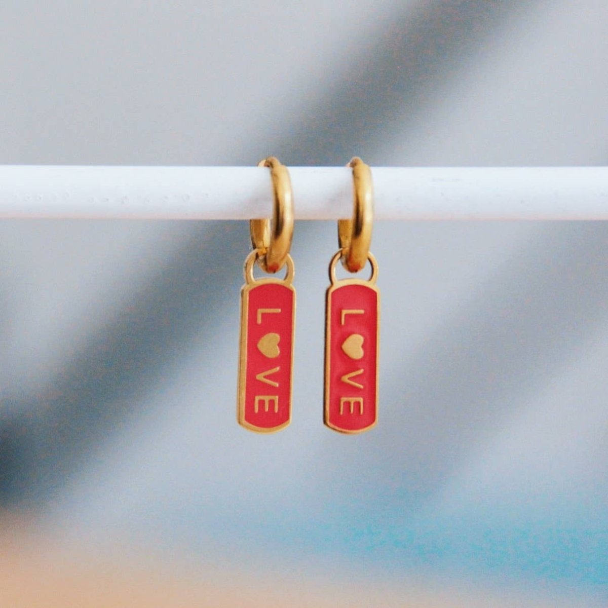 Orecchini in acciaio inossidabile con etichetta LOVE - rosso/oro - Infinity Concept Store