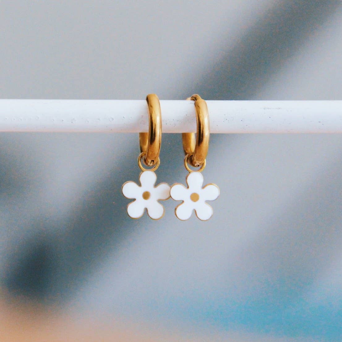 Orecchini in acciaio inossidabile con fiore - bianco/oro - Infinity Concept Store
