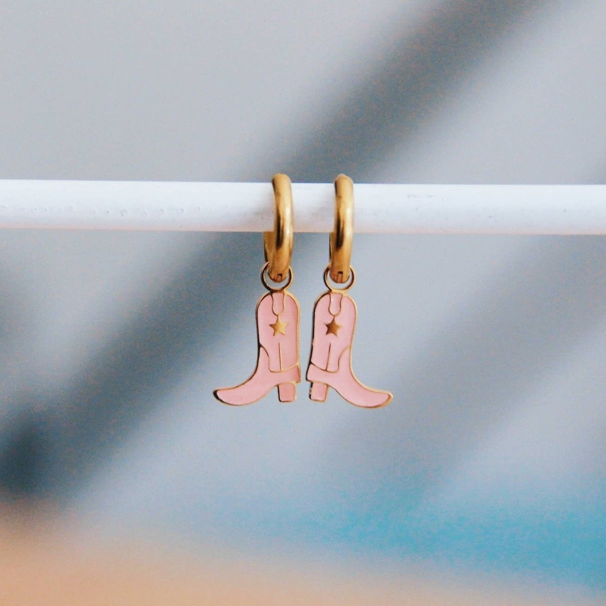 Orecchini in acciaio inossidabile con stivali da cowboy - pesca/oro - Infinity Concept Store