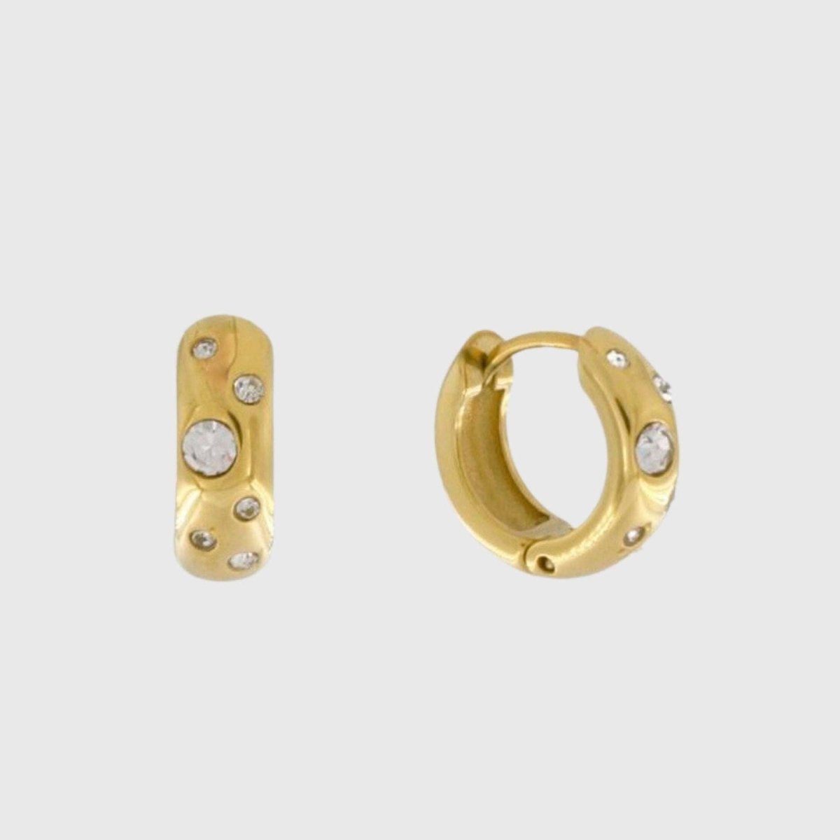 Orecchino impermeabile Joy Huggie con zirconia cubica trasparente placcato in oro 18 carati - Infinity Concept Store